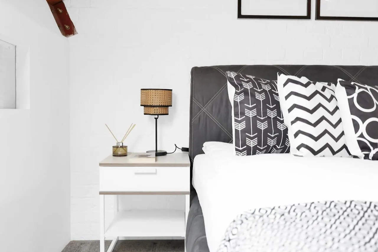Large Industrial Style 2 Bedroom Apartment Short Term Rental & Flexible Renting Canary Wharf With Free Wifi London