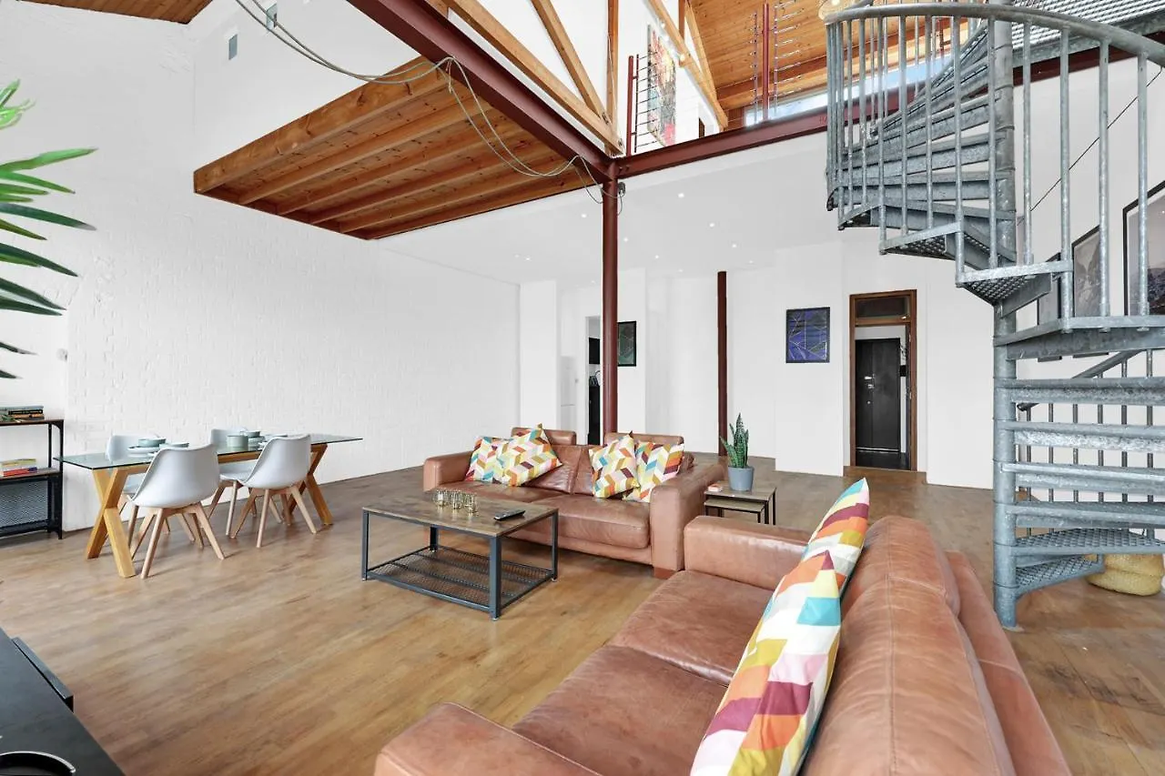 Large Industrial Style 2 Bedroom Apartment Short Term Rental & Flexible Renting Canary Wharf With Free Wifi London