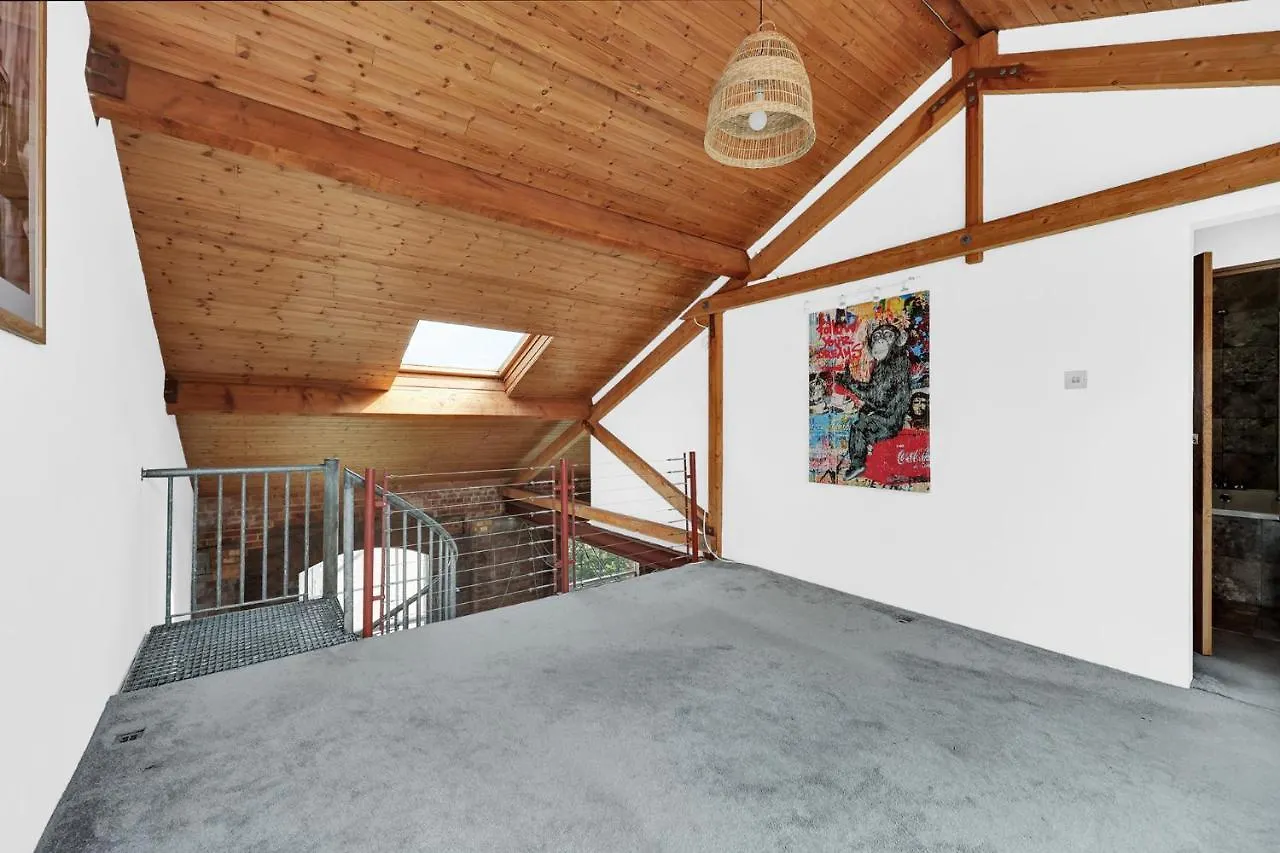 Large Industrial Style 2 Bedroom Apartment Short Term Rental & Flexible Renting Canary Wharf With Free Wifi London